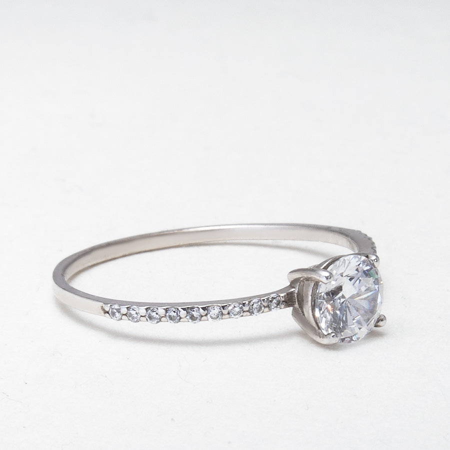 0,5 Carat Moissanite Engagement Ring in 14K white gold with 0.5 CT moissanite and 18 small diamonds on band.