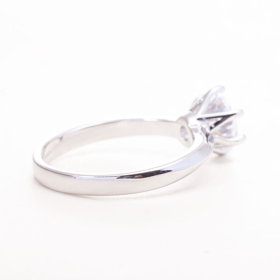 0,5-Carat LAB Diamond Engagement Ring One2Three Jewelry with 0.5-carat round cut lab diamond in white gold band.