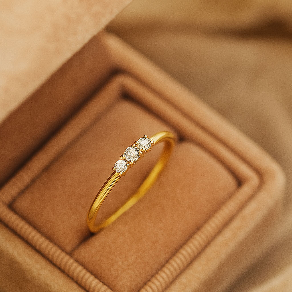 Three-stonediamondringin14Kyellowgoldinsideavelvetjewelrybox