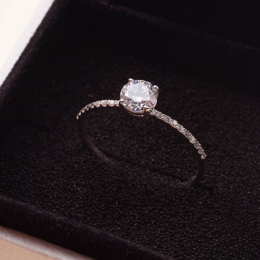 0,5 Carat Lab-Grown Diamond Engagement Ring in 14K white gold with round cut 0.5 CT center diamond and side stones