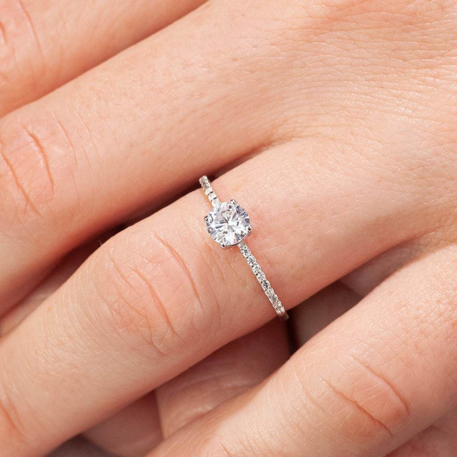 0,5 Carat Moissanite Engagement Ring in white gold with 18 diamonds, featuring a 5mm moissanite center stone on a delicate band.