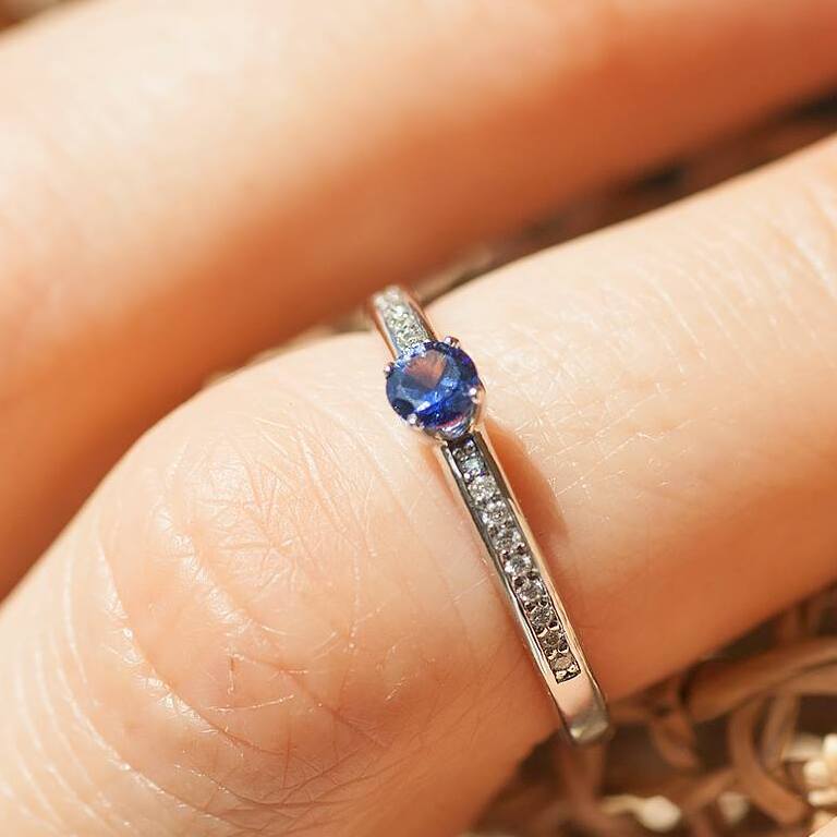 Sapphire Ring Engagement _finger