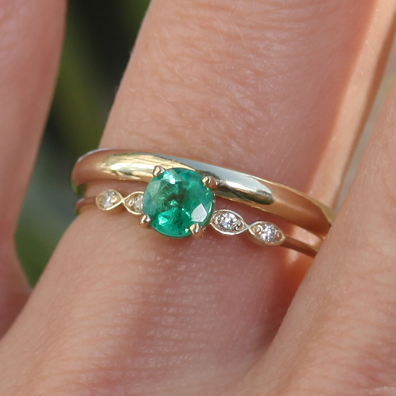 Emerald Ring with Diamonds Set