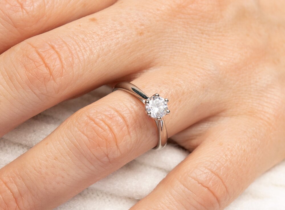 Engagement Ring with 0,5 Carat Moissanite5