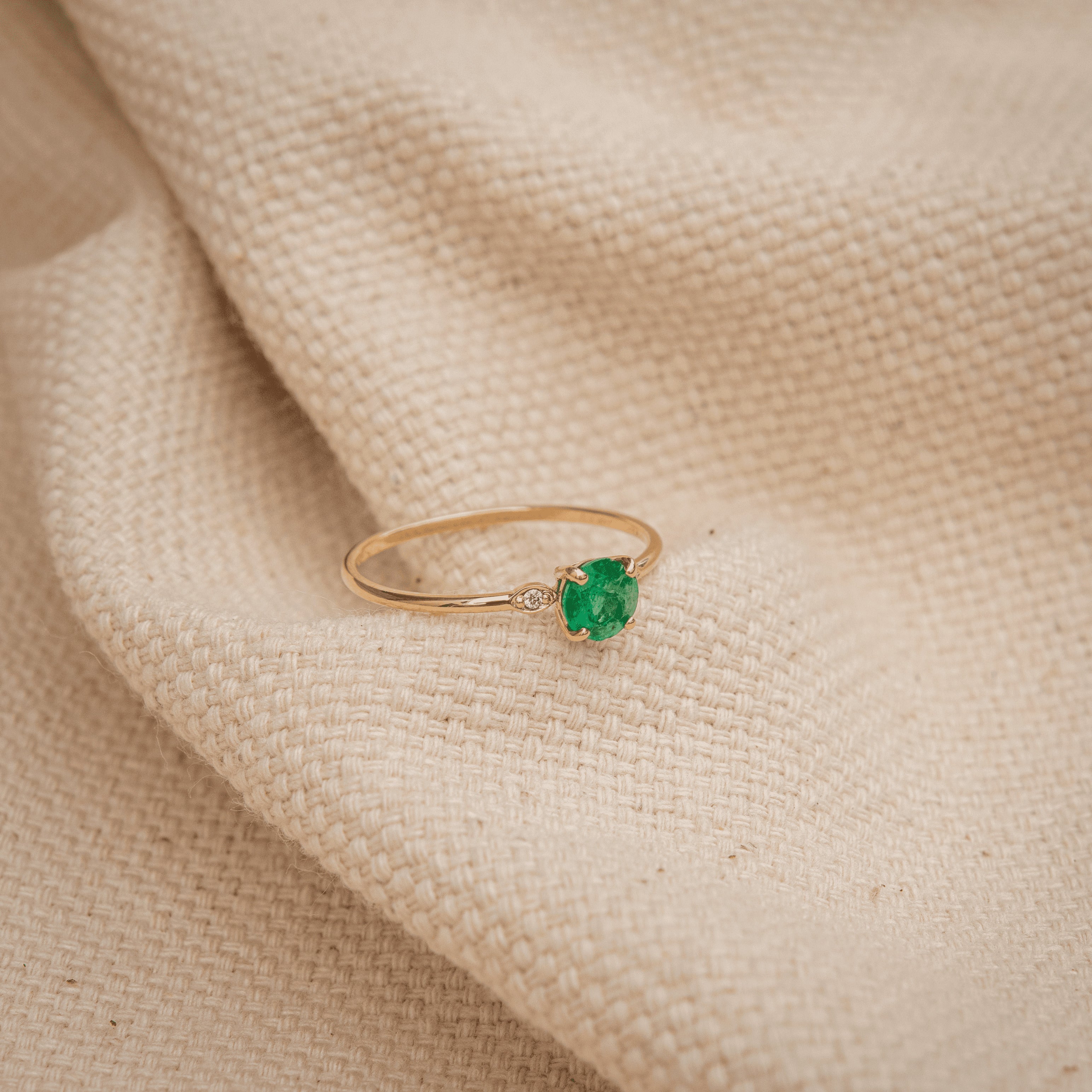 5 mm Emerald Ring with Diamonds1