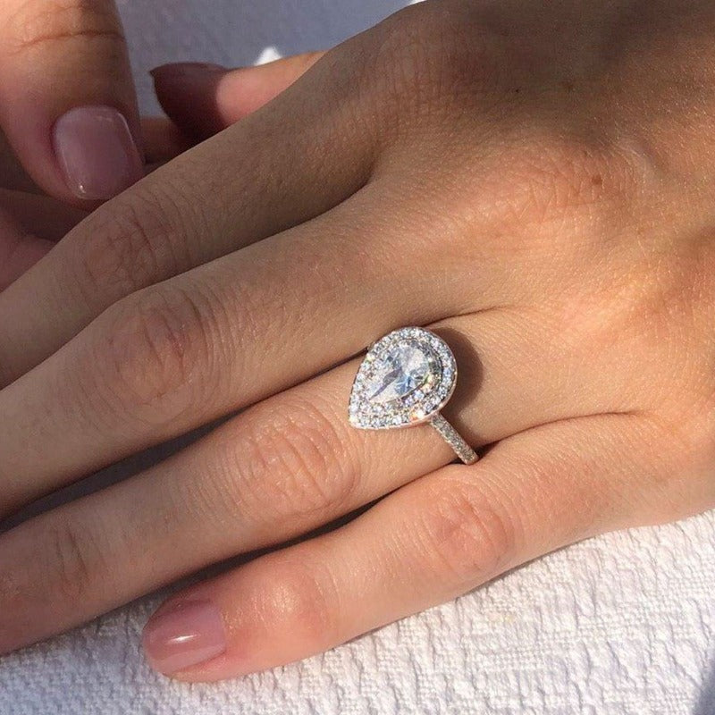 Pear-Shaped Diamond Engagement Ring_on finger)-img