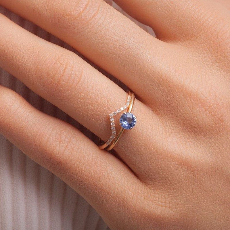 14K_Yellow_Gold_Sapphire Bridal Set_on_finger